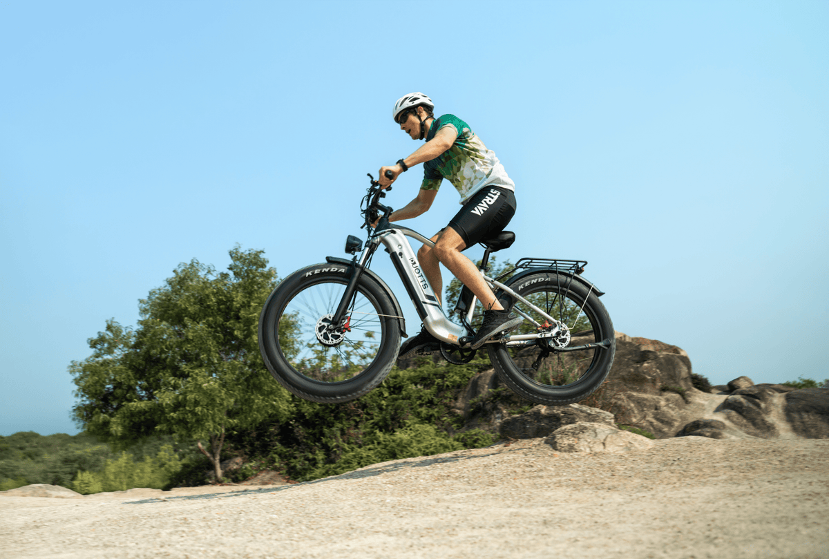Piloto con la bicicleta eléctrica fat bike Duotts F26 fuera de pista