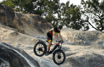 Piloto con la bicicleta eléctrica fat bike Duotts F26 fuera de pista