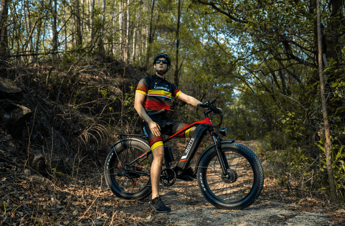 Piloto con la bicicleta eléctrica fat bike Duotts F26 fuera de pista en el bosque