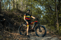 Piloto con la bicicleta eléctrica fat bike Duotts F26 fuera de pista en el bosque