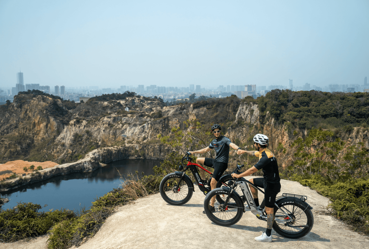 Dos personas con la bicicleta eléctrica fat bike Duotts F26