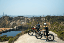 Dos personas con la bicicleta eléctrica fat bike Duotts F26
