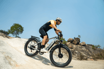 Piloto con la bicicleta eléctrica fat bike Duotts F26 fuera de pista