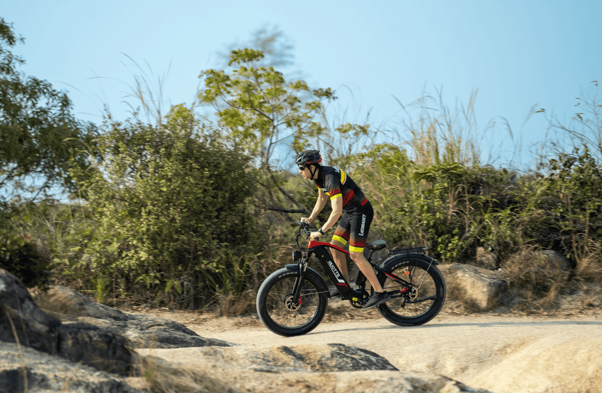 Piloto con la bicicleta eléctrica fat bike Duotts F26 fuera de pista