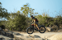Piloto con la bicicleta eléctrica fat bike Duotts F26 fuera de pista