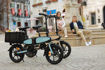 Dos personas con la bicicleta eléctrica plegable DYU C2 por la ciudad
