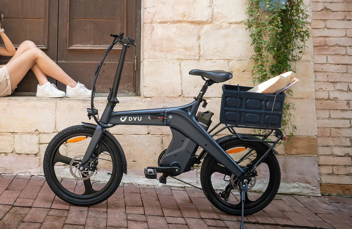 Bicicleta eléctrica plegable DYU T1 vista de lado en la ciudad