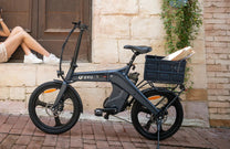 Bicicleta eléctrica plegable DYU T1 vista de lado en la ciudad