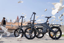 Bicicleta eléctrica plegable DYU T1 vista de lado en grupo en la ciudad