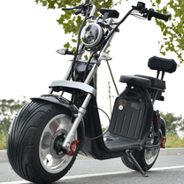 Patinete eléctrico eHoodax X10 City Road en vista frontal en ángulo en la carretera desde un ángulo bajo