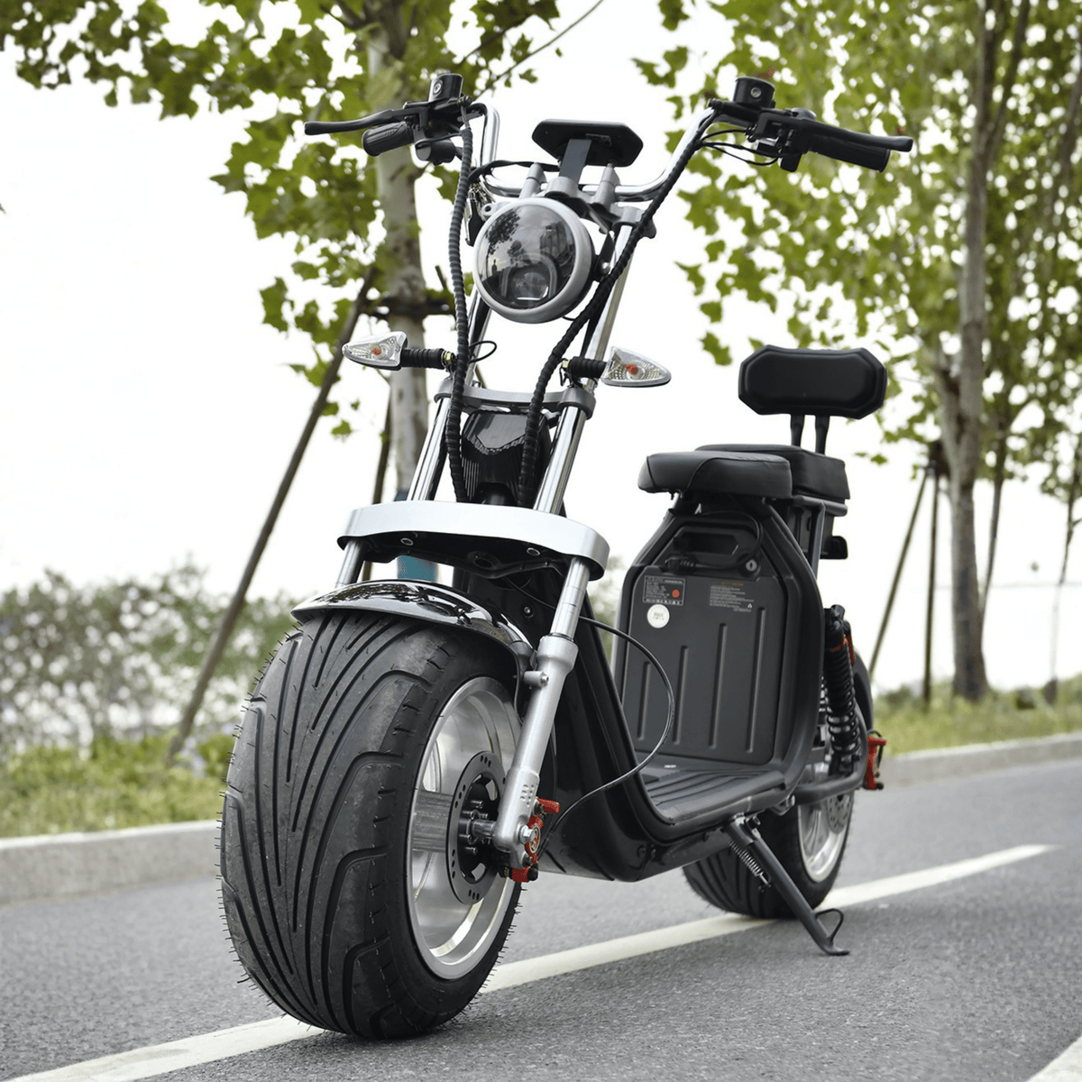 Patinete eléctrico eHoodax X10 City Road visto de frente en la carretera