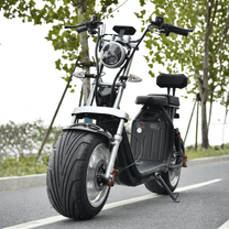 Patinete eléctrico eHoodax X10 City Road visto de frente en la carretera