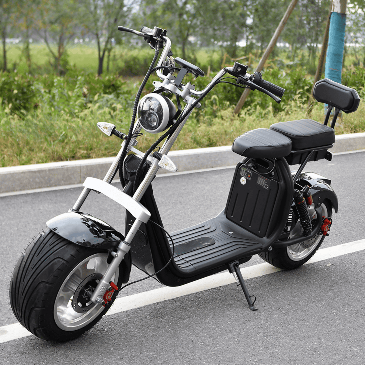 Patinete eléctrico eHoodax X10 City Road en vista frontal en ángulo en la carretera