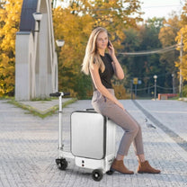 Persona sentada en la maleta eléctrica montable AeroDrive Edition en otoño