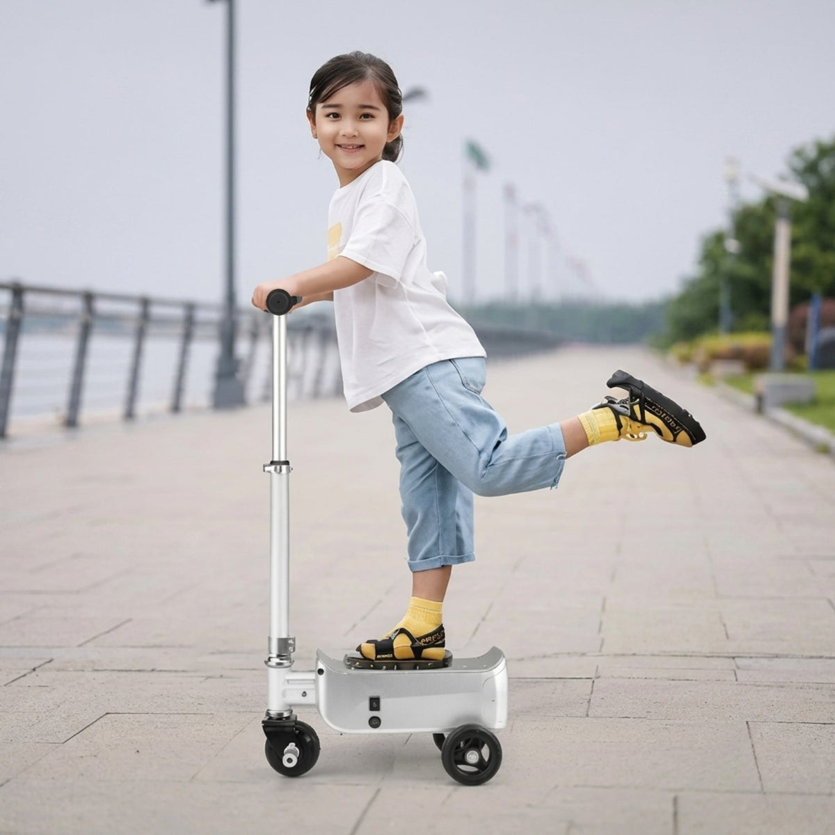 Niño de pie sobre la maleta eléctrica montable AeroDrive Edition al aire libre
