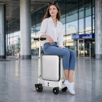 Persona montada en la maleta eléctrica montable AeroDrive Edition al aire libre