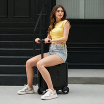 Persona sentada en la maleta eléctrica montable AeroDrive Pro Edition al aire libre