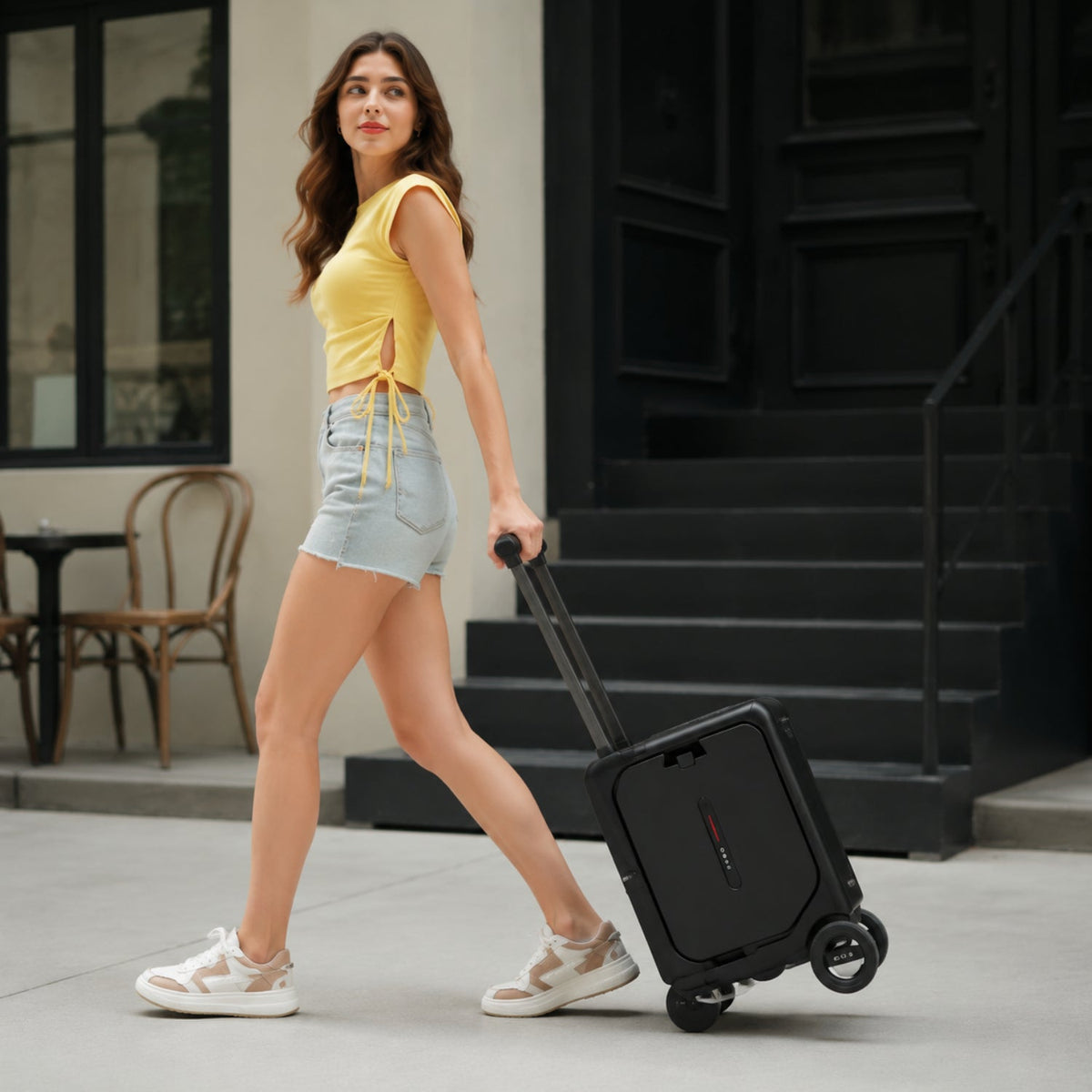 Persona tirando de la maleta eléctrica montable AeroDrive Pro Edition al aire libre