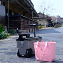 Maleta eléctrica montable Titan Pro Edition aparcada al aire libre en la calle