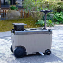 Maleta eléctrica montable Titan Pro Edition aparcada al aire libre