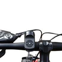 Bocina eléctrica 120 dB en el manillar de la bicicleta en primer plano
