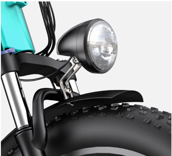 Faro delantero de la ENGWE E26 en primer plano