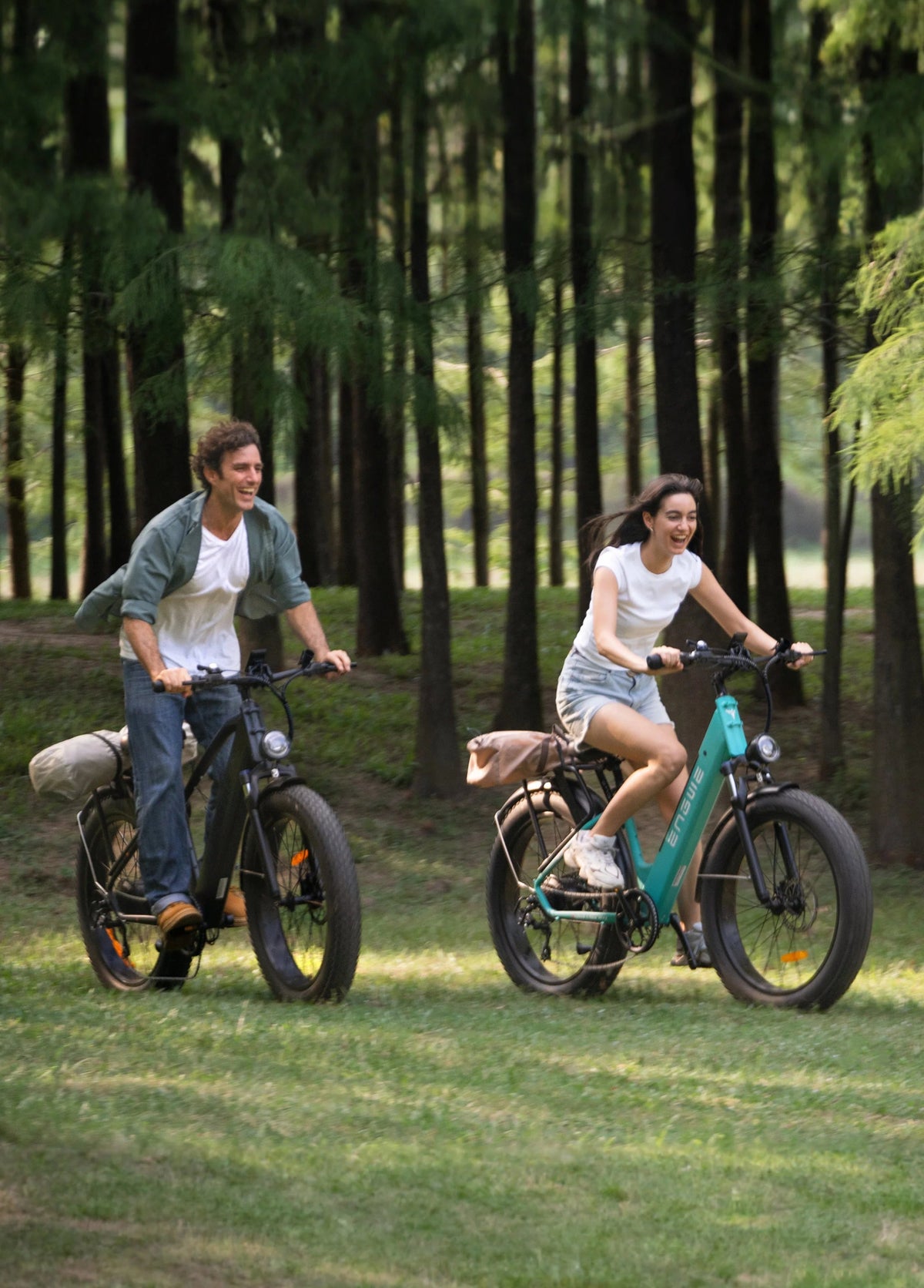 Dos personas con la bicicleta eléctrica fat bike ENGWE E26 en el bosque