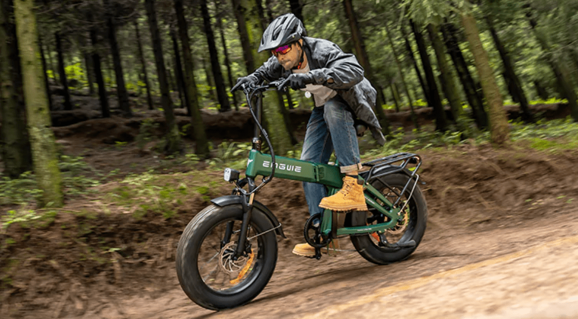 Piloto con la bicicleta eléctrica plegable fat bike ENGWE EP-2 3.0 Boost fuera de pista en el bosque