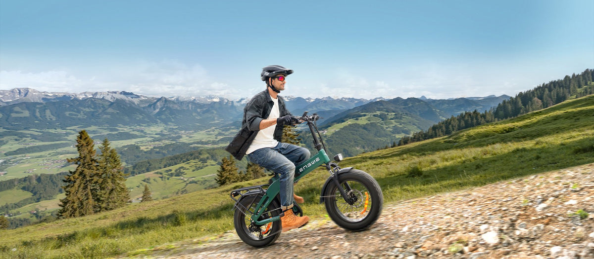 Hombre montando la bicicleta eléctrica plegable fat bike ENGWE EP-2 3.0 Boost sobre el césped