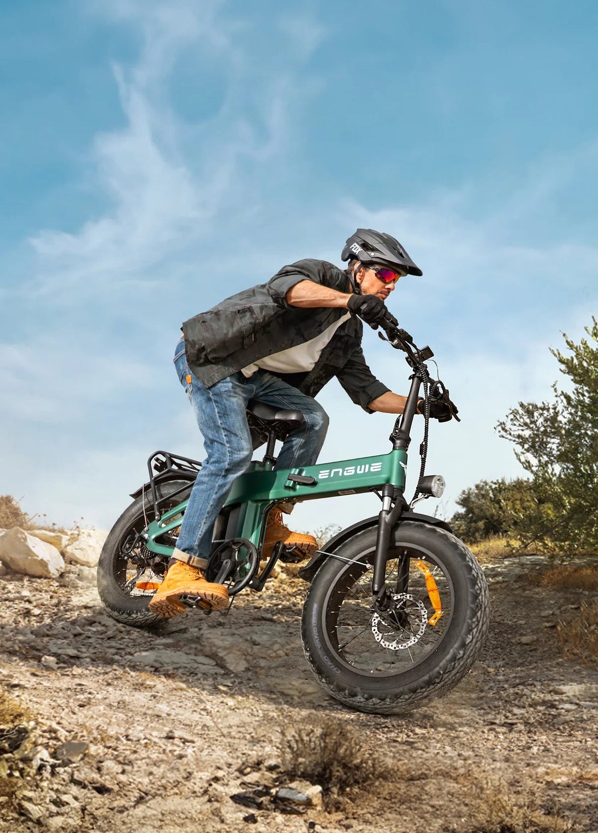 Piloto con la bicicleta eléctrica plegable fat bike ENGWE EP-2 3.0 Boost fuera de pista