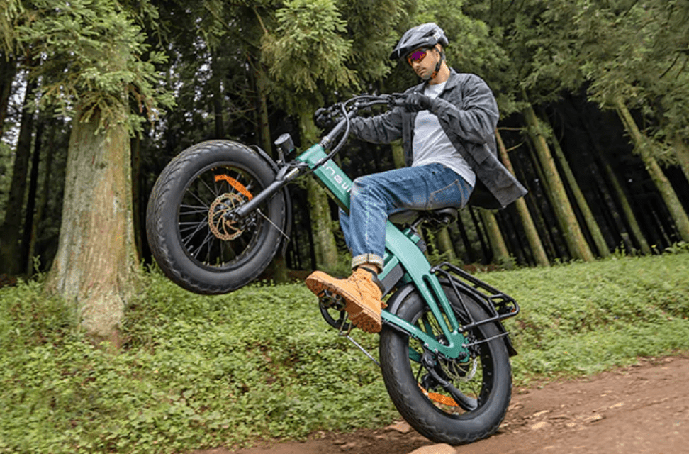 Piloto saltando con la bicicleta eléctrica plegable fat bike ENGWE EP-2 3.0 Boost