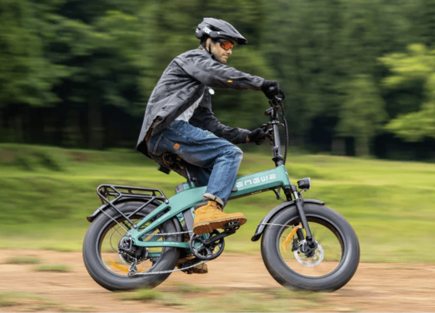 Hombre montando la bicicleta eléctrica plegable fat bike ENGWE EP-2 3.0 Boost en un parque
