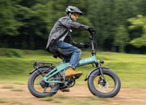Hombre montando la bicicleta eléctrica plegable fat bike ENGWE EP-2 3.0 Boost en un parque