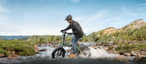 Hombre montando la bicicleta eléctrica plegable fat bike ENGWE EP-2 3.0 Boost sobre el césped