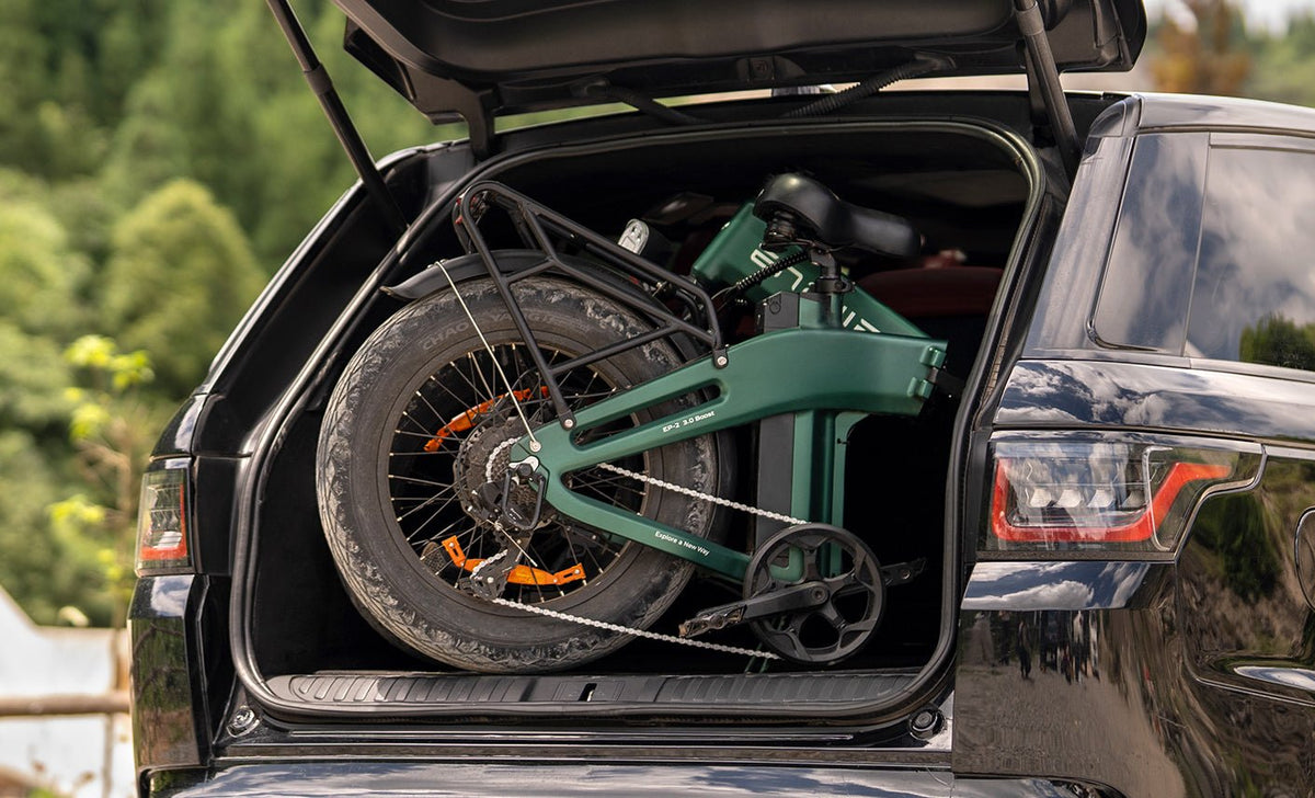 Bicicleta eléctrica plegable fat bike ENGWE EP-2 3.0 Boost plegada en el maletero