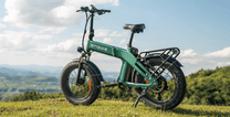 Bicicleta eléctrica plegable fat bike ENGWE EP-2 3.0 Boost en vista frontal en ángulo sobre el césped
