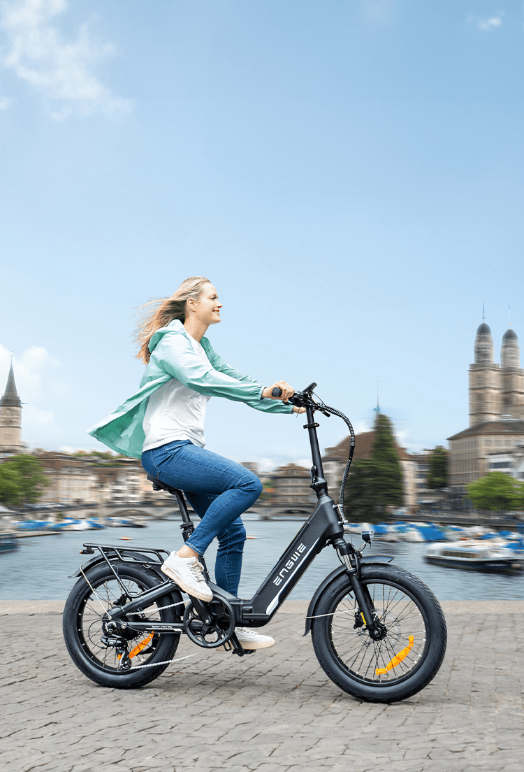 Mujer montando la bicicleta eléctrica plegable ENGWE L20 3.0 Boost por la ciudad