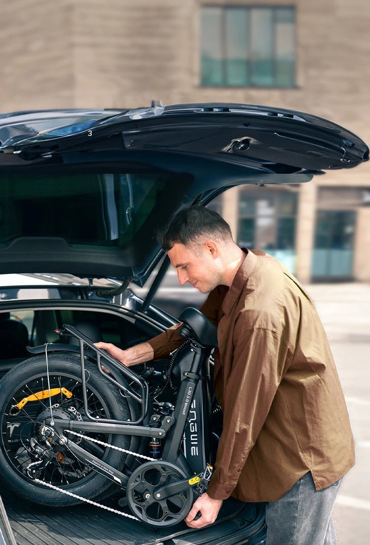 Bicicleta eléctrica plegable ENGWE L20 3.0 Boost plegada en el maletero