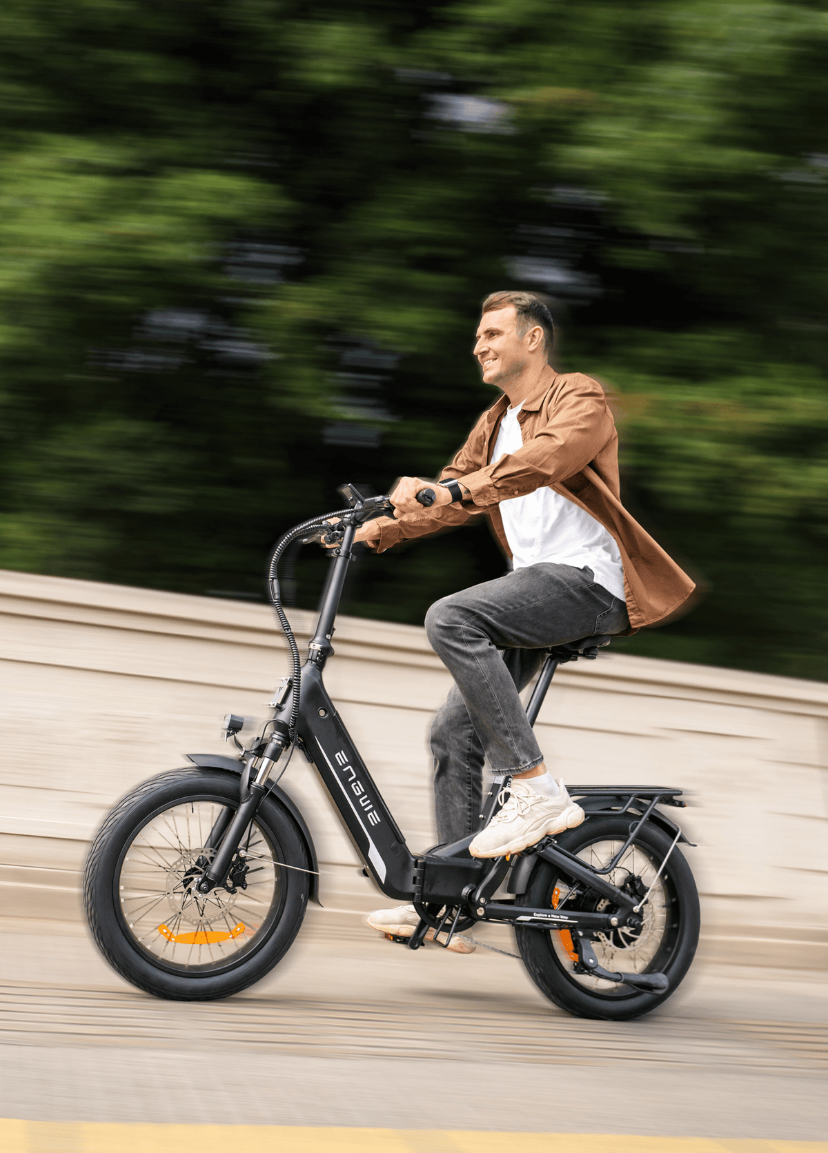Hombre montando la bicicleta eléctrica plegable ENGWE L20 3.0 Boost por la ciudad