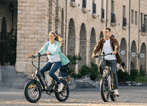 Dos personas con la bicicleta eléctrica plegable ENGWE L20 3.0 Boost por la ciudad