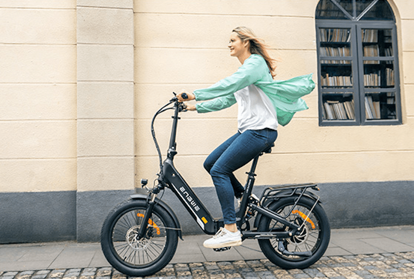 Mujer montando la bicicleta eléctrica plegable ENGWE L20 3.0 Boost por la ciudad