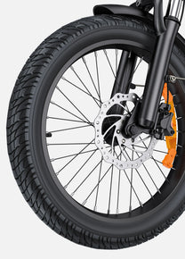 Rueda delantera y horquilla de la ENGWE L20 3.0 Boost en primer plano