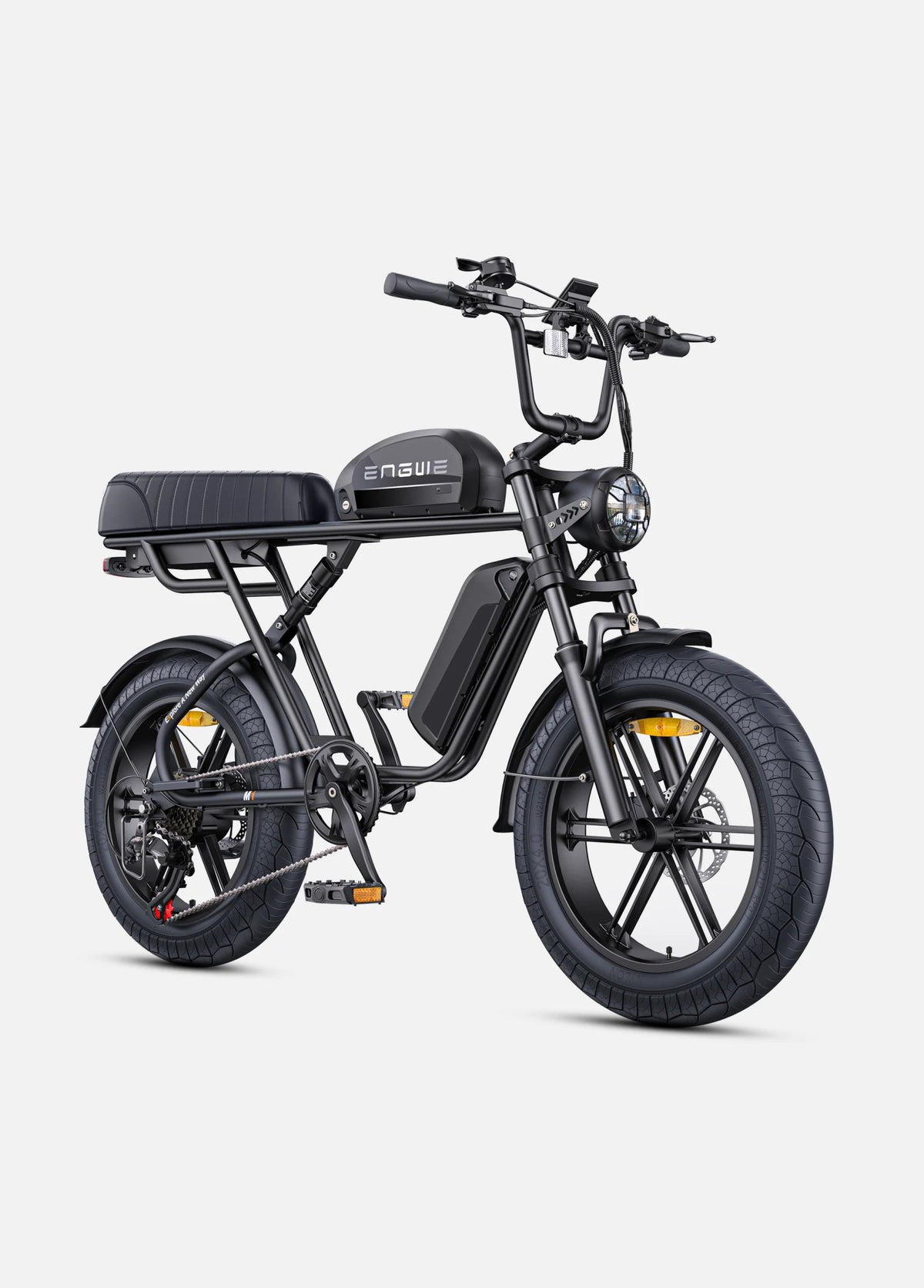 Bicicleta eléctrica fat bike ENGWE M1 en vista frontal en ángulo en color negro