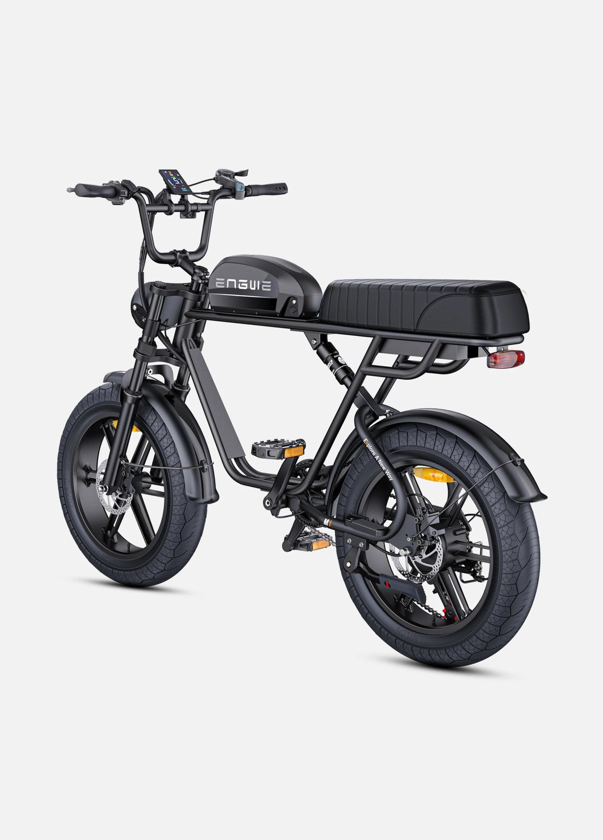 Bicicleta eléctrica fat bike ENGWE M1 en vista frontal en ángulo en color negro