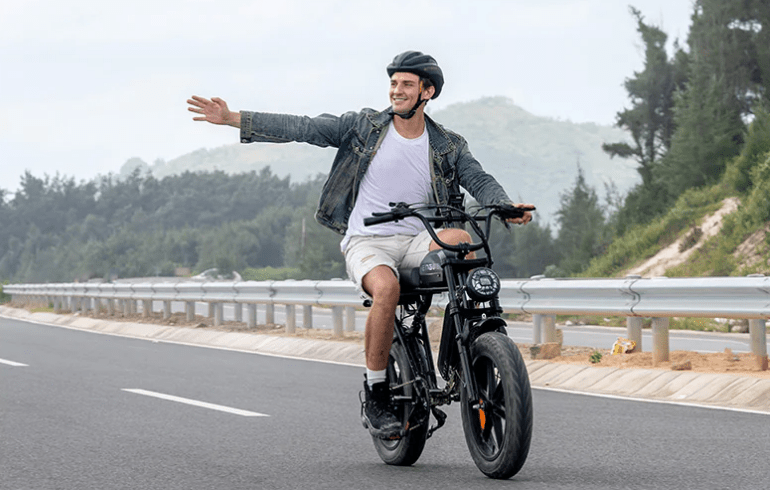 Hombre montando la bicicleta eléctrica fat bike ENGWE M1 por la carretera