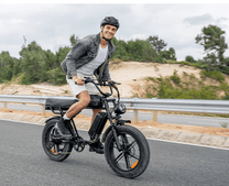 Hombre montando la bicicleta eléctrica fat bike ENGWE M1 por la carretera
