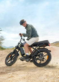 Hombre montando la bicicleta eléctrica fat bike ENGWE M1 por un camino peatonal
