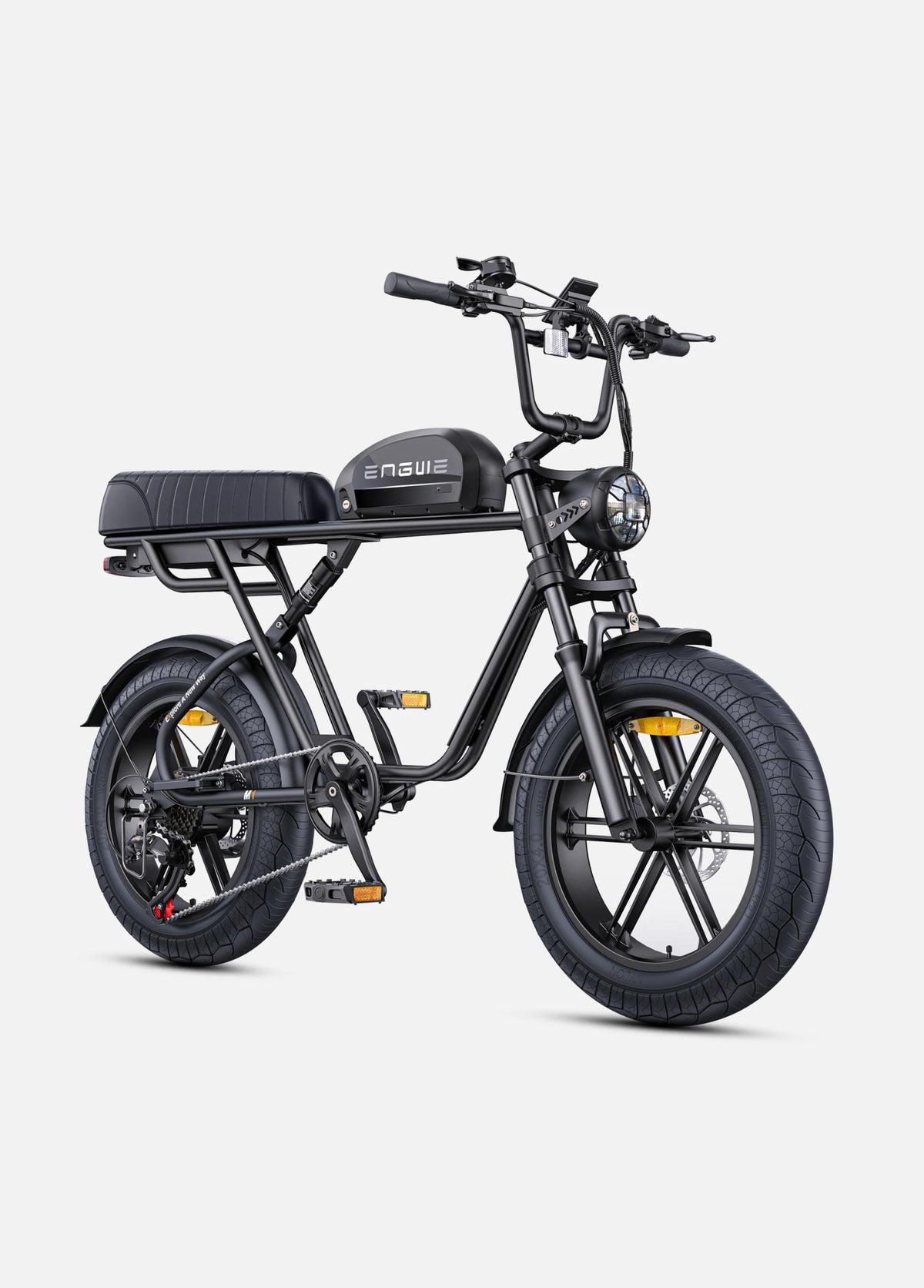 Bicicleta eléctrica fat bike ENGWE M1 en vista frontal en ángulo en color negro