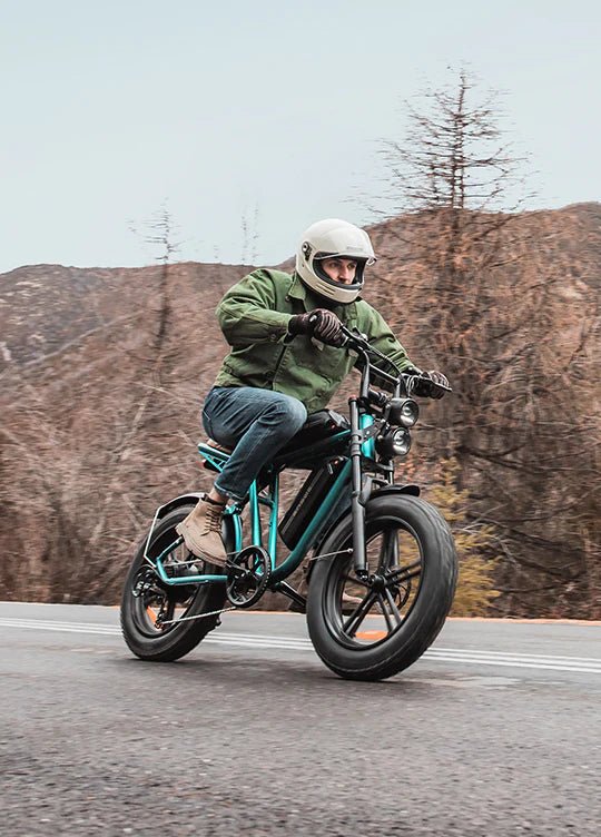 Hombre montando la bicicleta eléctrica fat bike ENGWE M20 por la carretera