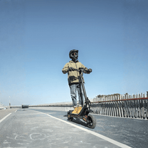 Persona montando el patinete eléctrico ENGWE Y700 por una calle